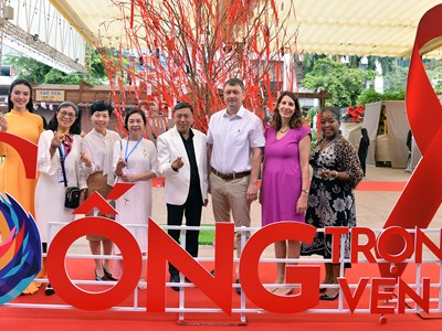 Nhiều sao Việt đồng hành cùng “người sống với HIV/AIDS”