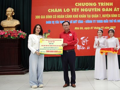 Ca sĩ Mỹ Tâm tặng quà Tết cho hộ nghèo tại TP.HCM