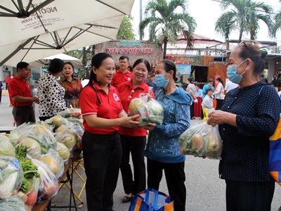 TP.HCM: Người dân nghèo đi “chợ Tết 0 đồng“
