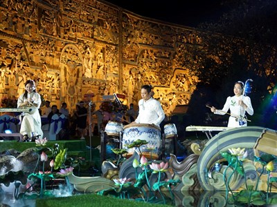 Lần đầu tiên biểu diễn nhạc cụ dân tộc được làm bằng gốm sứ