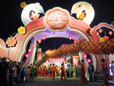 Rộn rã “Ngày Tết Nguyên tiêu” trong đêm rằm đầu Xuân