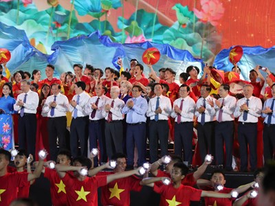 Hơn 10.000 khán giả đến xem đêm nghệ thuật “Mùa xuân thống nhất” 