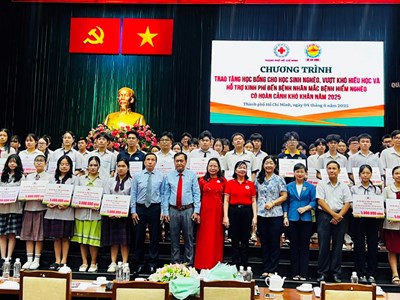 Trao học bổng học sinh và hỗ trợ kinh phí bệnh nhân mắc bệnh hiểm nghèo