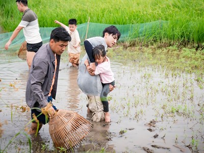 “Bỏ phố về quê”: Con trẻ ngỡ ngàng vì thiếu thốn, bố thấm thía nhọc nhằn làm nông