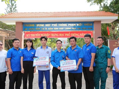 Diễn viên Trung Cang cùng các nhà hảo tâm “tiếp sức mùa thi” cho sĩ tử