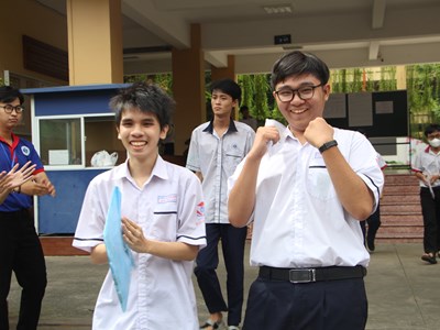 Hơn 7.200 thí sinh vắng, 10 em bị đình chỉ 