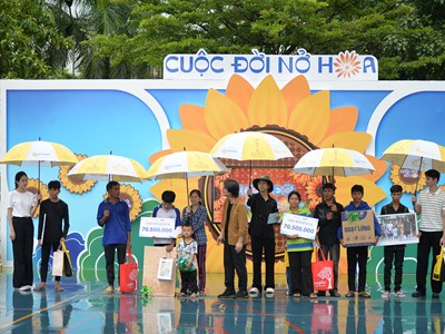 Hoa hậu Thanh Thủy tài trợ tiền học cho trẻ em nghèo