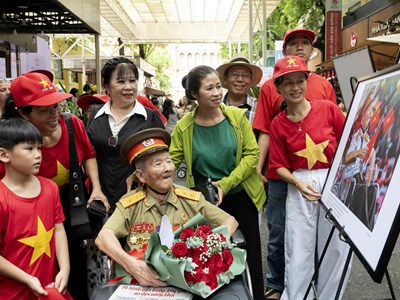 Ra mắt sách ảnh và khai mạc triển lãm “50 năm niềm vui thống nhất”