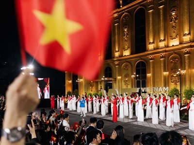 Thí sinh Miss Grand Vietnam 2025 diện áo dài hát mừng Quốc khánh tại show thời trang