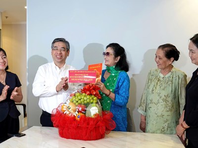Lãnh đạo TP.HCM  thăm văn nghệ sĩ tiêu biểu