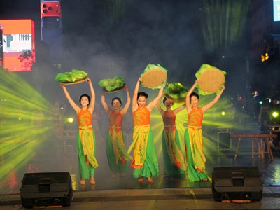 Biểu diễn nghệ thuật dân tộc và đương đại trên phố đi bộ Nguyễn Huệ