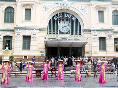 TP.HCM: Giai điệu dân tộc rộn rã “níu chân” du khách cuối tuần