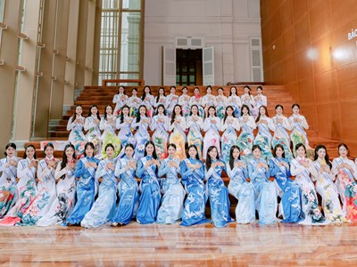 Nữ sinh diện áo dài nền nã tham quan Bảo tàng Đà Nẵng