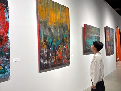 Khoảng lặng hội họa của một nữ sĩ quan