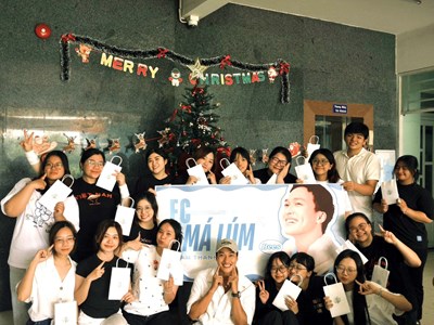 Lâm Thanh Nhã - phim 'Mưa đỏ' cùng nhóm FC tổ chức Giáng sinh cho trẻ em Tam Bình