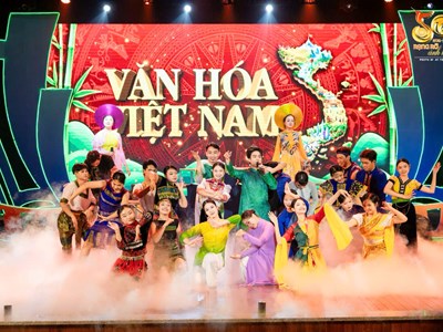 Sinh viên Văn hóa tổ chức sự kiện '50 năm - Rạng rỡ ánh hồng'