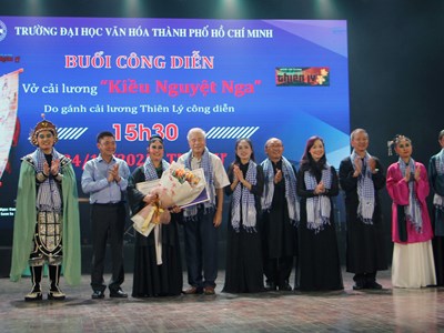 Trường đại học mời gánh cải lương về biểu diễn