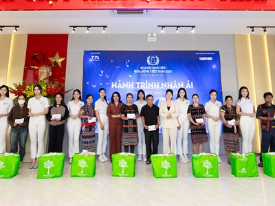 Thí sinh Hoa hậu Sinh viên Hoà bình Việt Nam trao hơn 300 phần quà cho hộ nghèo tại Đà Nẵng