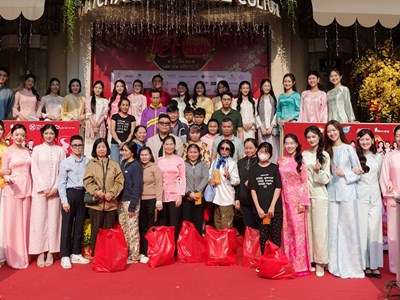 Trao quà, vé xe và lì xì cho người khó khăn trong “Tết Hạnh phúc” mùa 4