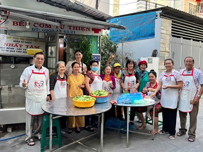 Hoa hậu Lương Thùy Linh nấu cơm cho bệnh nhi ung bướu