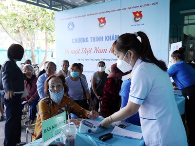 Hội Thầy thuốc trẻ Việt Nam khám bệnh, tặng quà người dân TP.HCM 