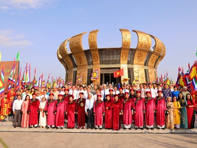 Dòng người về dự Giỗ Tổ Hùng Vương 2026 tại Đền thờ Vua Hùng TP. Cần Thơ
