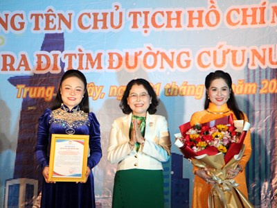 Văn nghệ chào mừng 50 năm Thành phố mang tên Bác tại phường Trung Mỹ Tây
