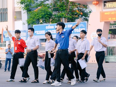 Sinh viên tình nguyện tiếp sức sĩ tử trên từng cây số