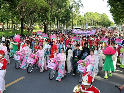 Khai mạc biểu diễn khinh khí cầu nghệ thuật và diễu hành áo dài Sen