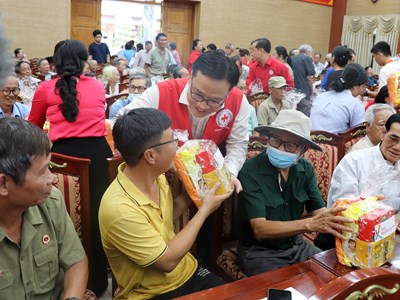 Trao 502 phần quà tri ân gia đình chính sách, người có công