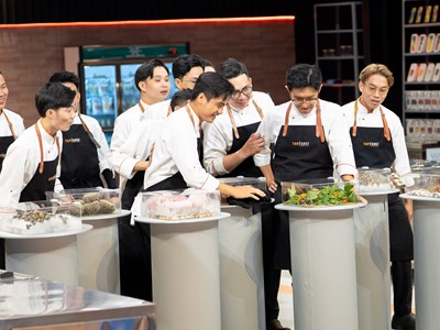 Các đầu bếp xử lý những nguyên liệu “khó nhằn” ngay tập đầu