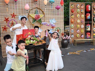 Các bố “lăn xả” để con có một đêm trăng rằm đáng nhớ