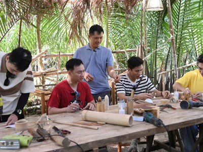 Các bố học làm đồ chơi tre, Dương Lâm gửi tóc vào món quà tặng con
