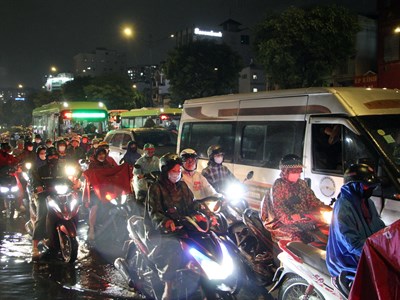 TP.HCM: Nhiều tuyến đường liên tục ngập sâu khi mưa lớn, Sở Xây dựng nói gì?