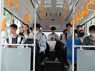 Đi xe buýt miễn phí ở TP.HCM, được mang theo bao nhiêu hành lý?