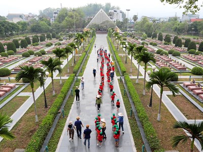 Dòng người đổ về Nghĩa trang liệt sĩ A1 tri ân các anh hùng liệt sĩ