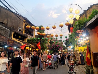 Bất chấp ảnh hưởng thời tiết và giá cả, Hội An vẫn ngồn ngộn khách