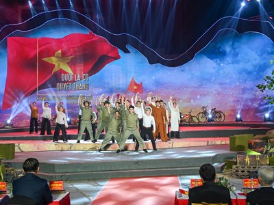 Niềm tin dưới lá cờ quyết thắng