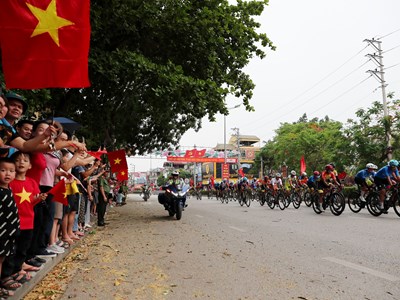 Người dân và du khách hào hứng với các hoạt động kỷ niệm 70 năm Chiến thắng Điện Biên Phủ