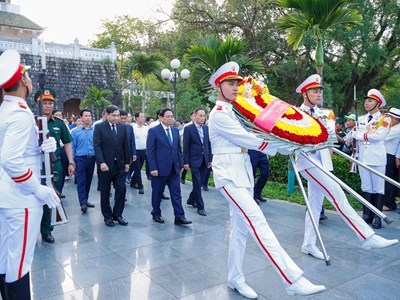 Thủ tướng dâng hương, dâng hoa tưởng niệm, tri ân các Anh hùng, liệt sĩ tại Điện Biên Phủ