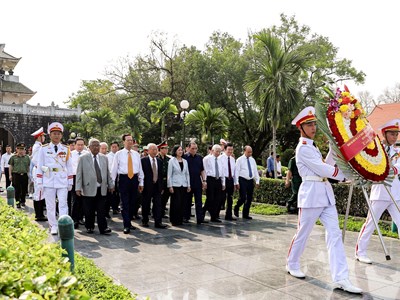 Lãnh đạo, nguyên lãnh đạo Đảng, Nhà nước tri ân các anh hùng liệt sĩ nghĩa trang liệt sĩ quốc gia A1