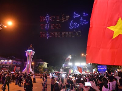 Hàng trăm drone rực sáng trên bầu trời Điện Biên Phủ