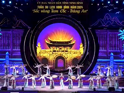 Hàng vạn du khách và người dân tham dự từ ngày đầu