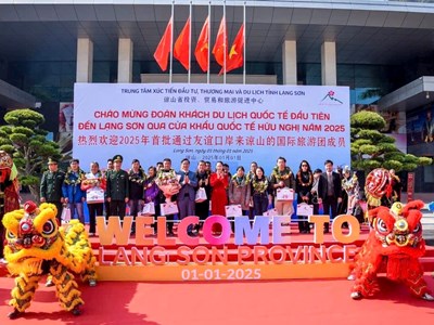 Lạng Sơn đón đoàn khách du lịch quốc tế đầu tiên năm 2025 qua cửa khẩu Hữu Nghị