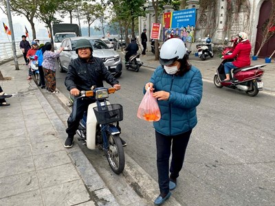 Người dân Thủ đô thả cá tiễn ông Công, ông Táo