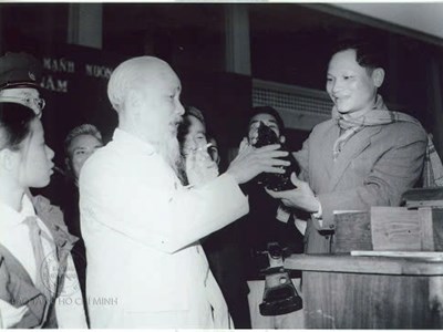 Bác Hồ với xuân Ất Tỵ 1965