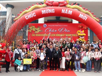 Chủ tịch tỉnh Quảng Ninh chào đón những vị khách đầu tiên xông đất