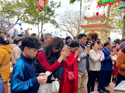 Người dân Thủ đô tấp nập đi chùa đầu năm mới 