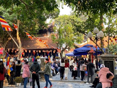 Giới trẻ tấp nập tới Chùa Hà cầu duyên 