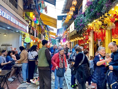 Cà phê đường tàu vẫn hút khách du lịch dù được yêu cầu không đưa khách tới